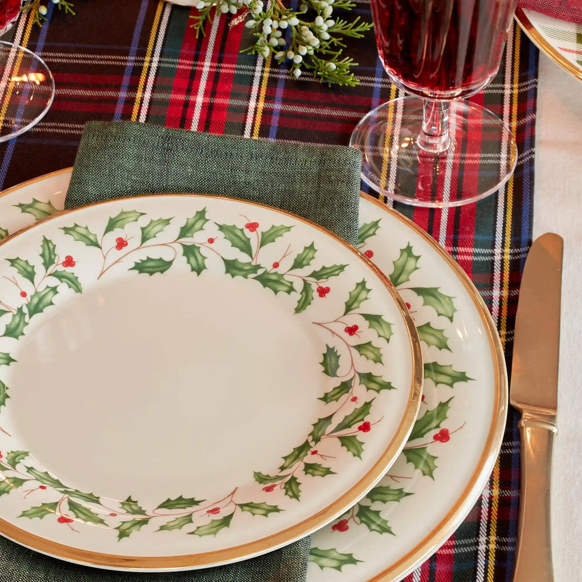 Holiday 12-Piece Plate & Mug Dinnerware Set