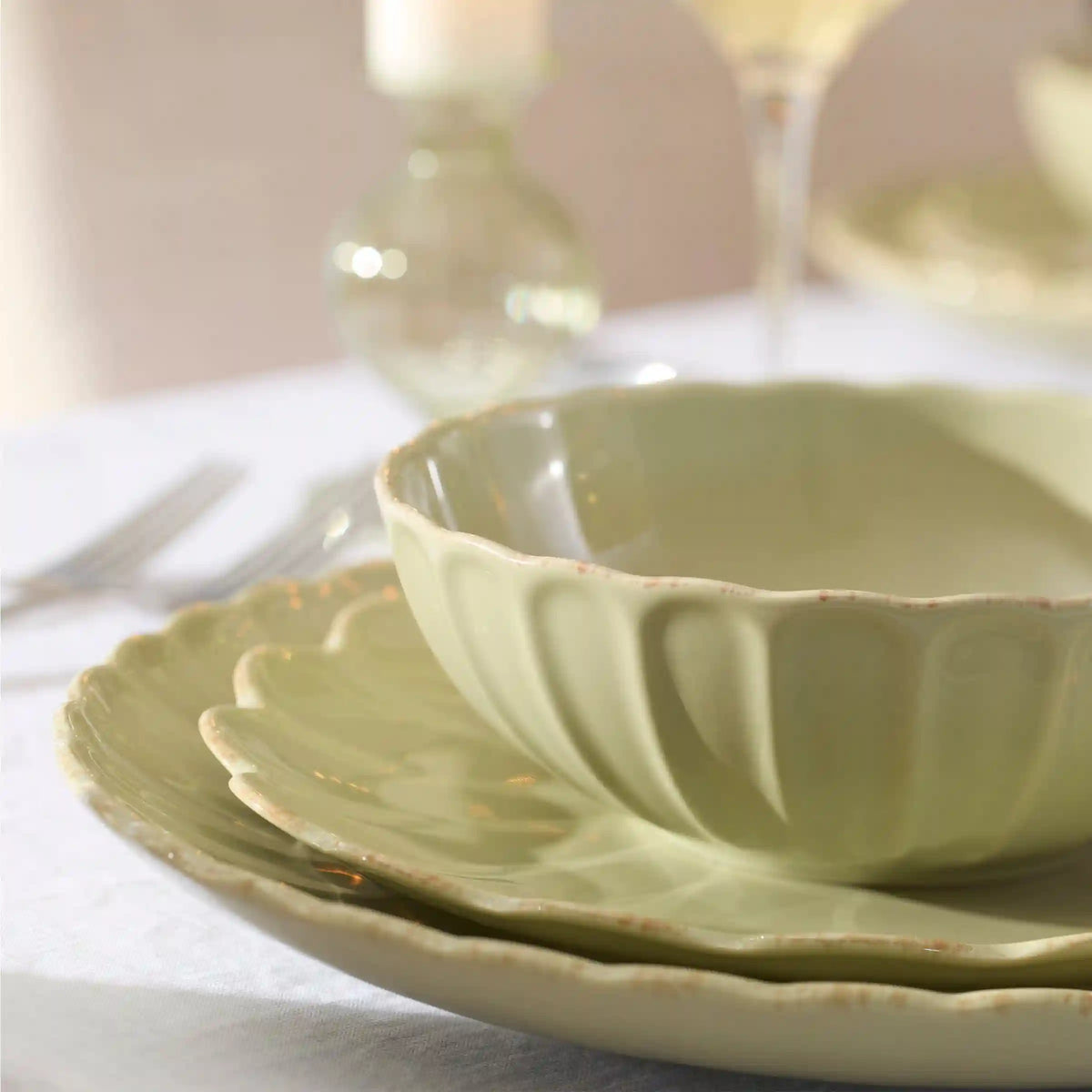 French Perle Scallop Matcha 24-Piece Dinnerware Set