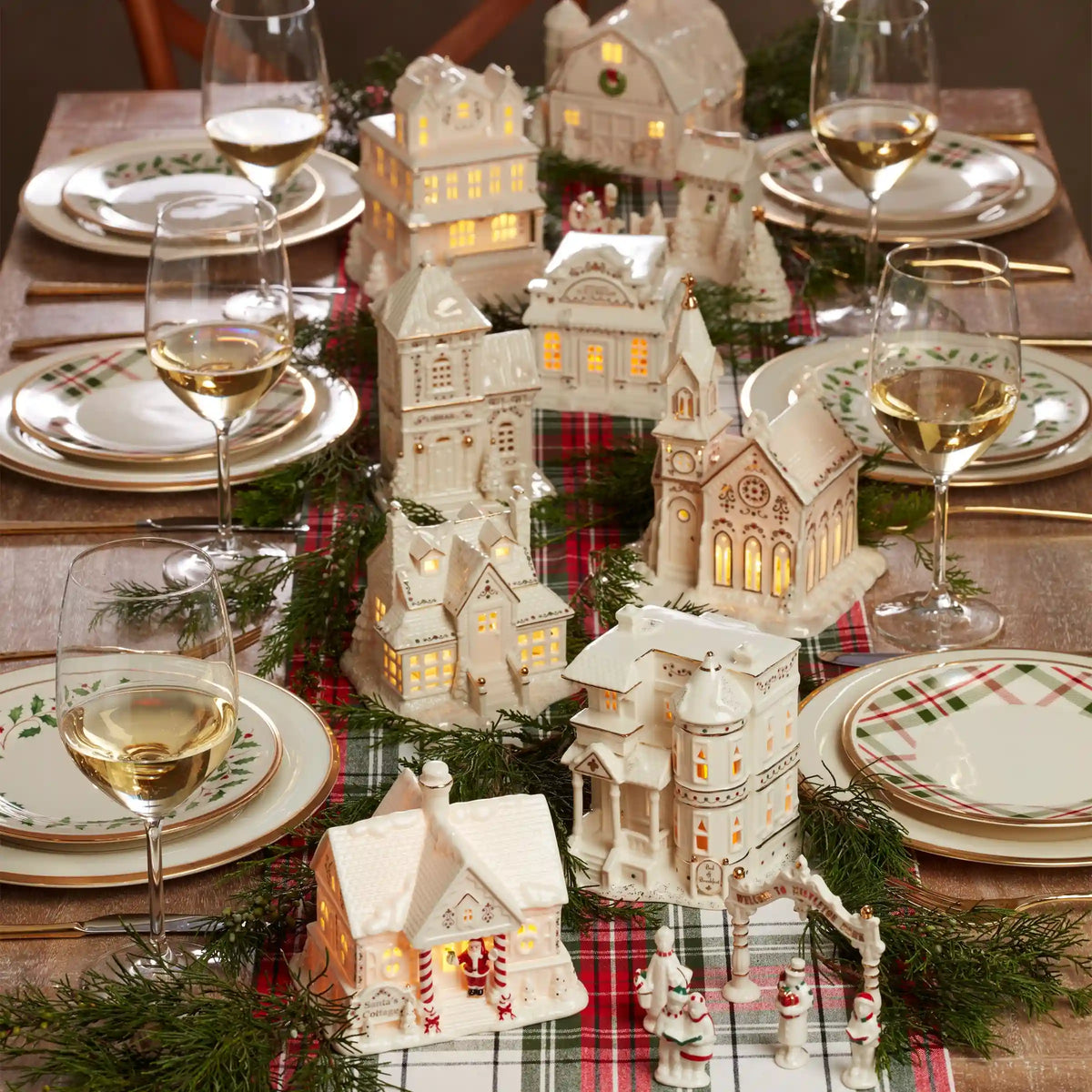 Mistletoe Park Lit Cottage & Caroler Figurine Set