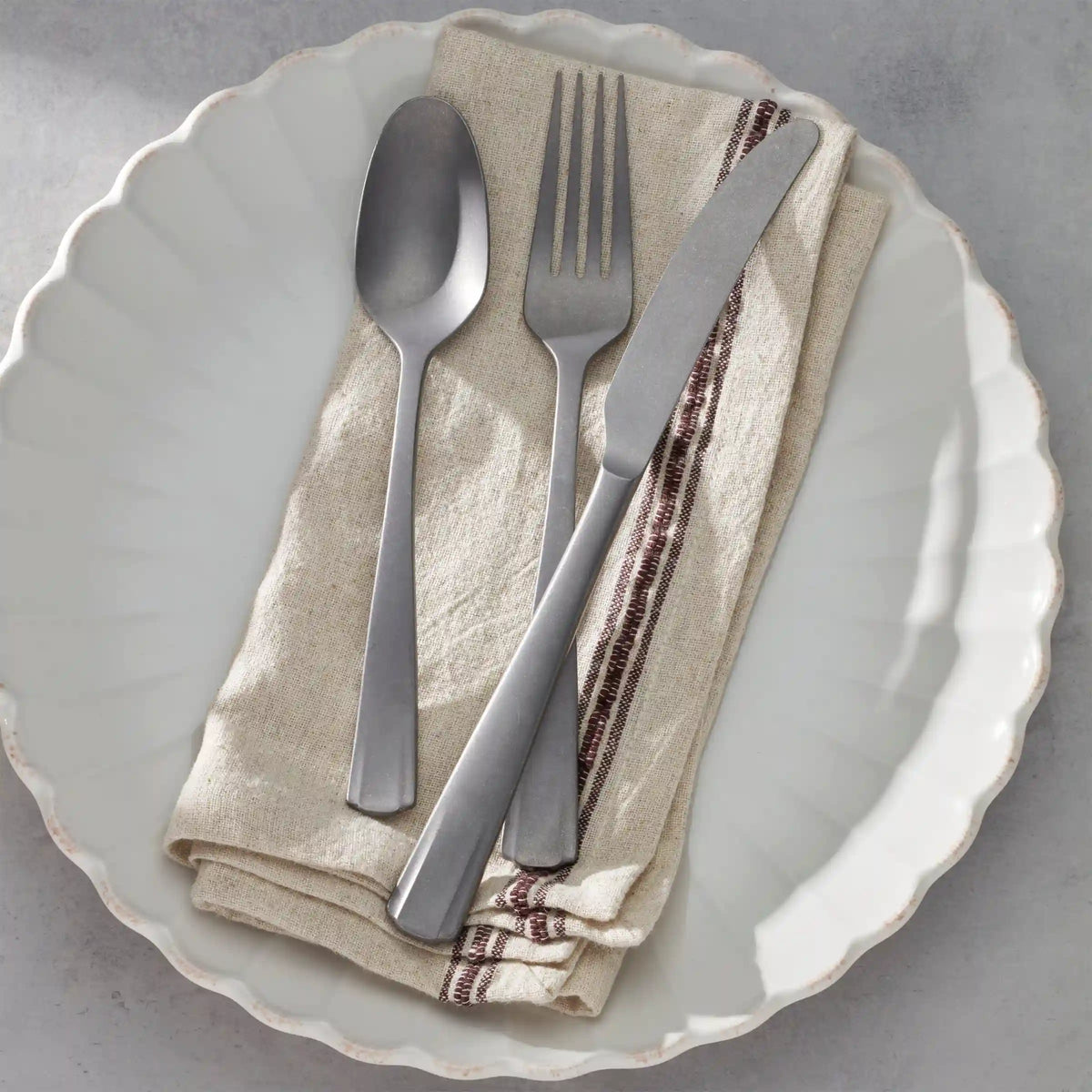 French Perle Scallop Vintage 65-Piece Flatware Set
